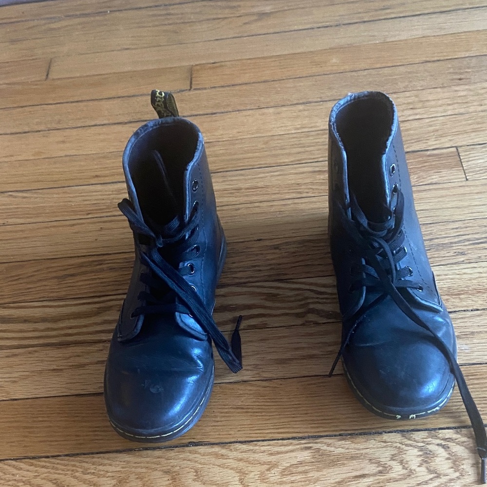 Dr. Martens Black shoreditch boots